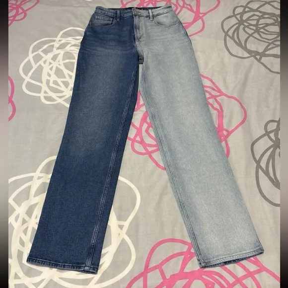 Hollister Ultra High-Rise Two-Tone Straight Leg Jeans - Picture 3 of 8